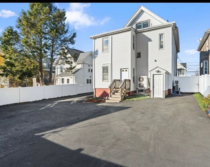 Building Photo - 100 Medford St