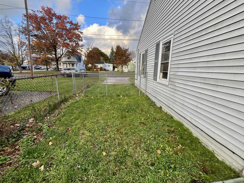 Building Photo - 305 Franklin Ave