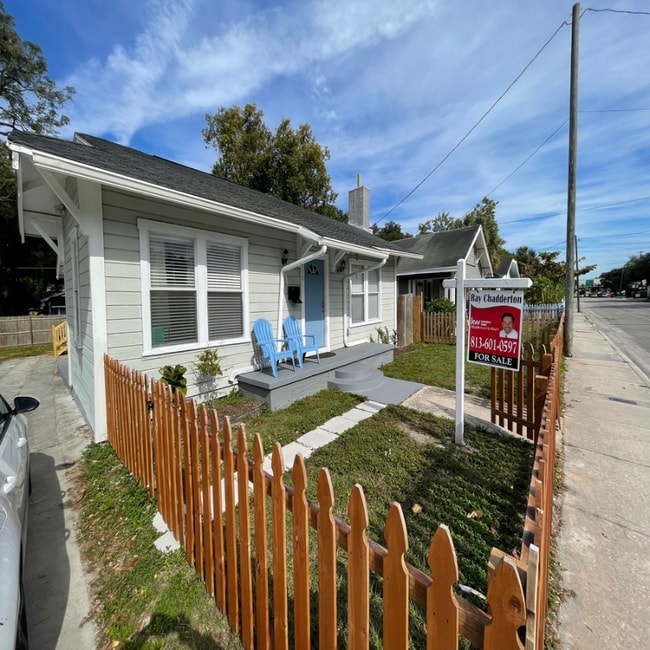 Building Photo - 410 E Floribraska Ave