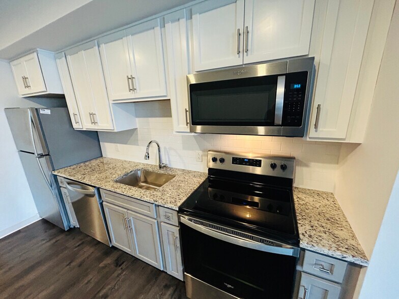 Building Photo - 550 New Holland Ave