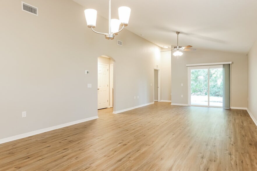 Building Photo - 961 N St Johns St
