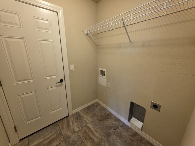 Building Photo - 3072 N Autumn Rose Ave