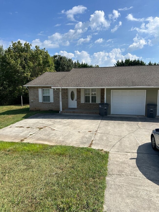 Primary Photo - 940 Water St