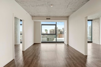 Building Photo - 702 S Clark St