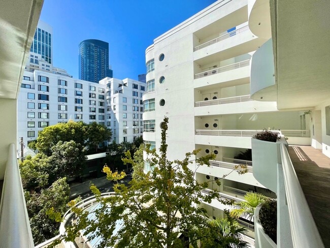 Building Photo - Spacious 1BR  / 1BA Portside Condo, Views,...