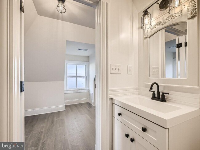 Building Photo - 2100 Rosalie Ave