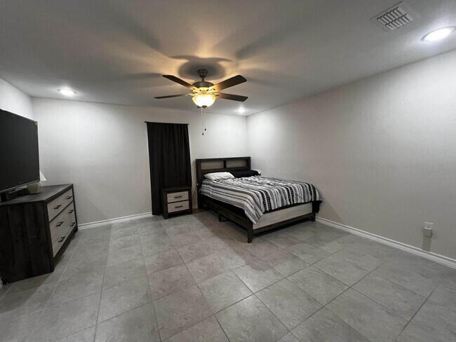 Building Photo - 5626 Encanto Dr