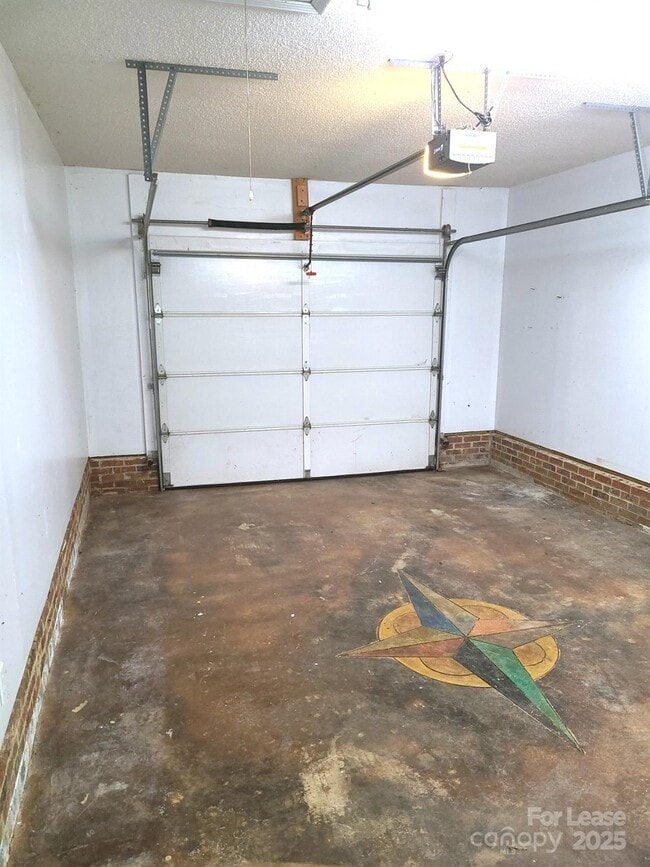 Building Photo - 2025 Hart Rd