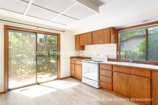 Building Photo - Mid-Centruy Single Level Townhouse - New U...