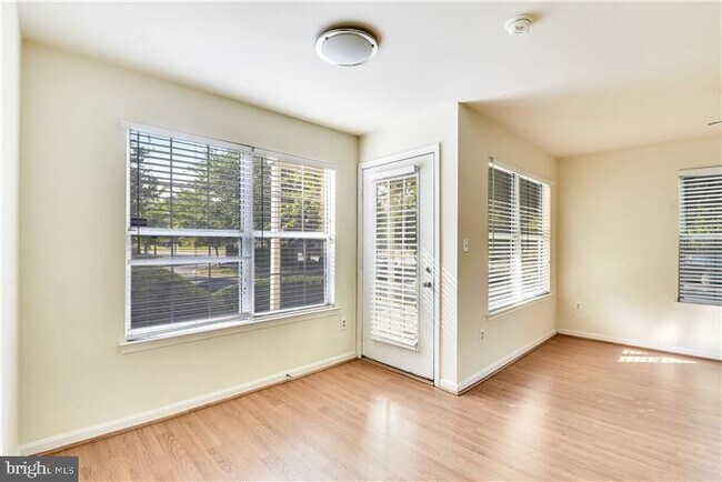 Building Photo - 925 Hillside Lake Terrace