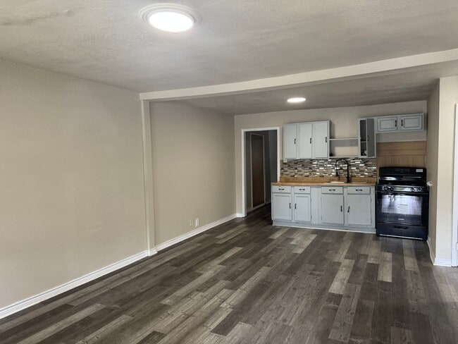 Building Photo - Move In Ready! Charming Corner Lot Home wi...