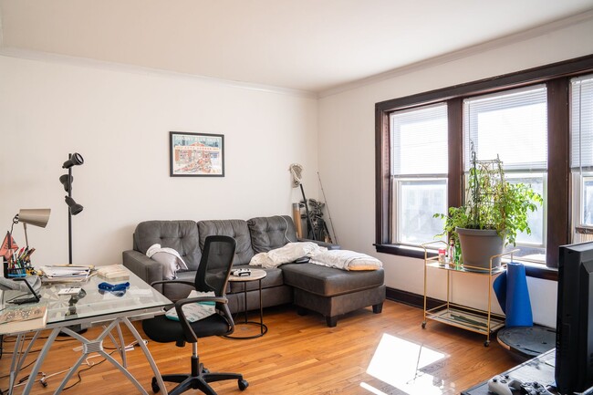 Building Photo - Ravenswood - 1 Bedroom / 1 Bath - Heat Inc...