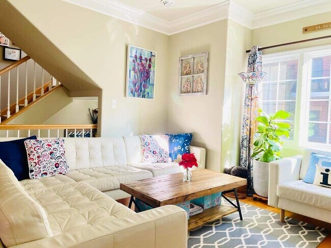 Building Photo - Downtown Elmhurst Gem – 3-Bed Townhome with Balcony, Courtyard & Garage