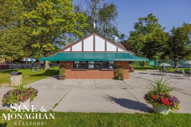 Building Photo - 744 Trombley Rd