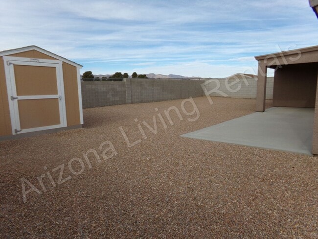 Building Photo - SUPER CLEAN 4 BEDROOM HOME