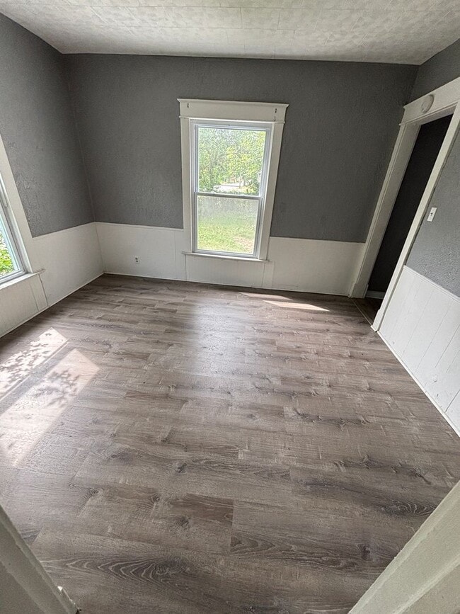 Building Photo - Large 3 Bedroom 1 Bathroom House PENDING
