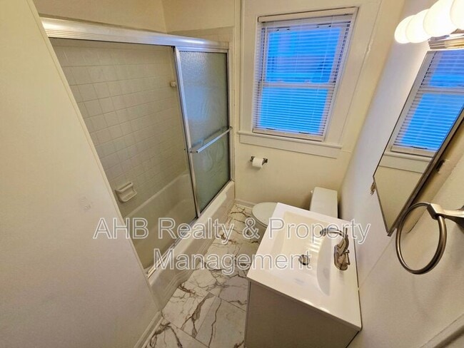 Building Photo - 621 Grace Ave