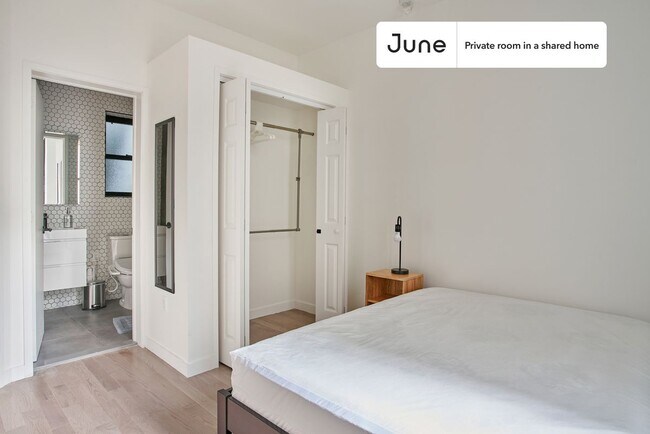 Building Photo - 424 W 47th St