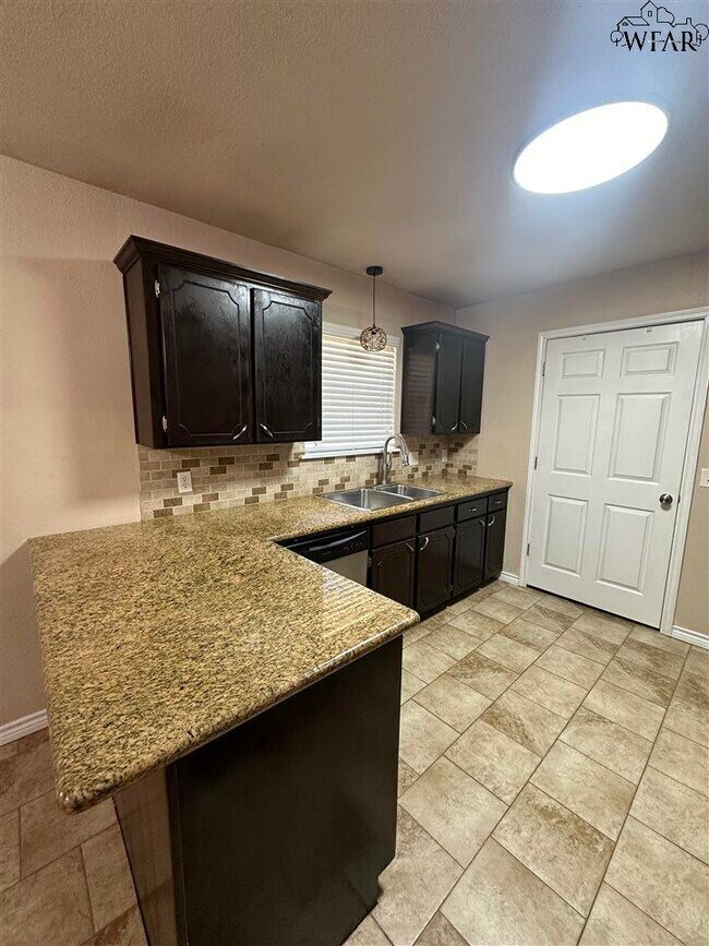 Building Photo - 2808 Ecleto Blvd