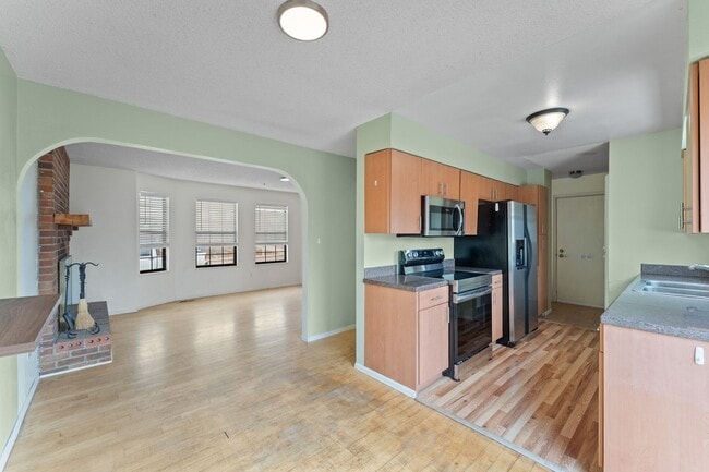 Building Photo - Tri-Level 4 Bed Home Near Ft. Carson