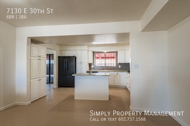 Building Photo - 4 bedroom 2 bath main house with a 2 bed 1...