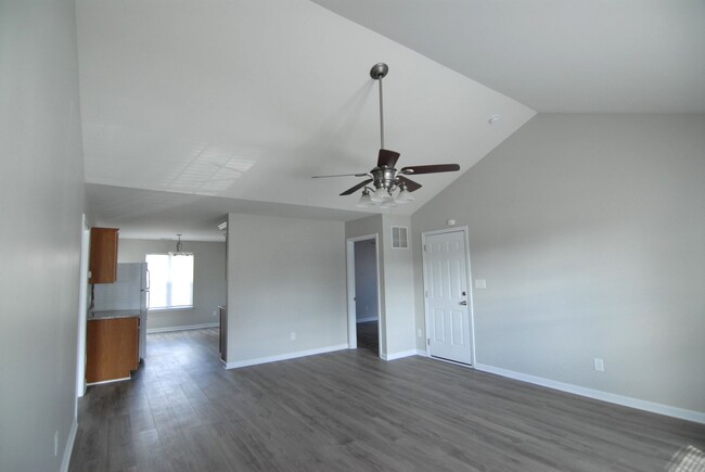 Building Photo - Immaculate maintained 3 bedroom 2 bathroom...