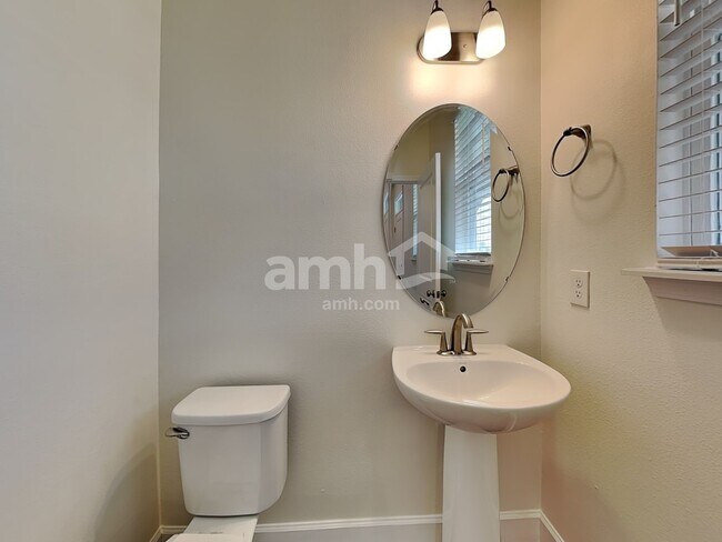 Building Photo - 2433 S Park Ave