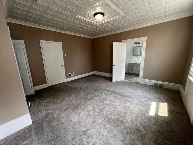 Building Photo - Pittsburgh - 6 Bedroom 1.5 Bathroom - For rent