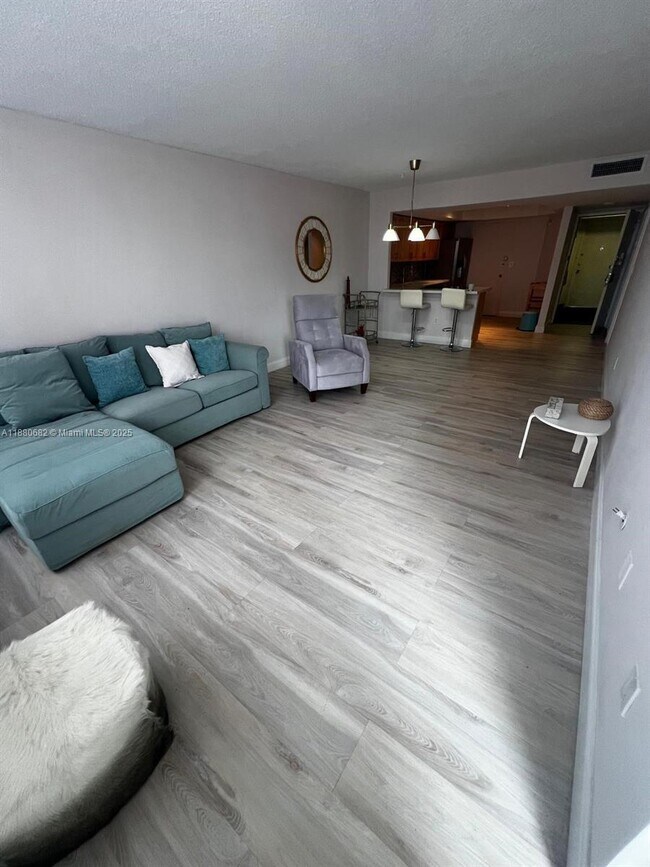 Building Photo - 1351 NE Miami Gardens Dr