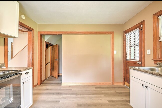 Building Photo - 401 Hillcrest Dr