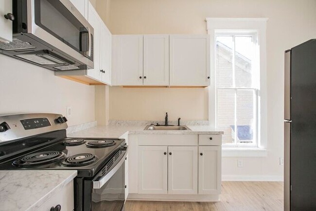 Building Photo - $400 Off First Month when signed by Dec 31st! 1/1 Bed Bath Downtown! Unit 2W