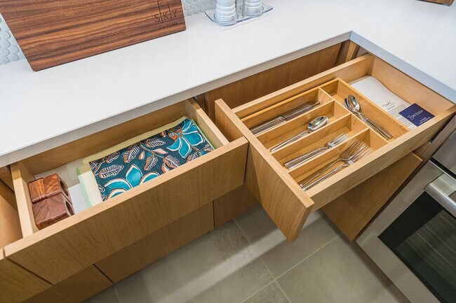 Building Photo - Fully furnished 1-bed, 1-bath, 1-parking a...