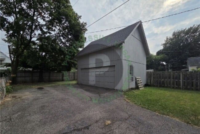 Building Photo - 9611 Larnder Ave