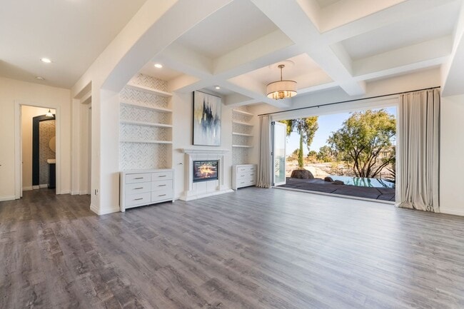 Building Photo - Queensridge Beauty - 5 bedroom on a 1/4+ acre lot