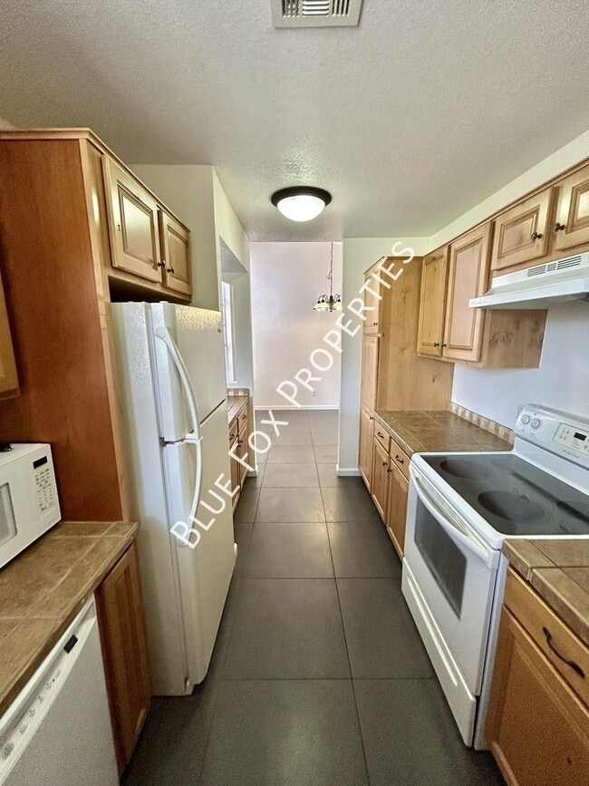 Building Photo - 6490 N Tierra De Las Catalinas