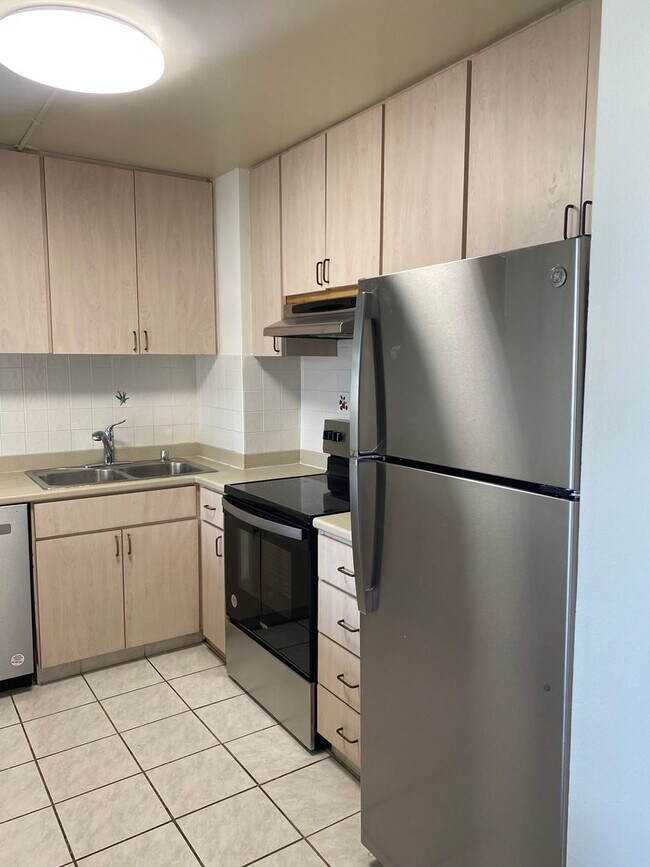 Building Photo - 2 Bedroom 1 bath High Floor/end unit in Ku...