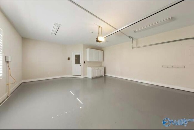 Building Photo - 104 Elm Cove