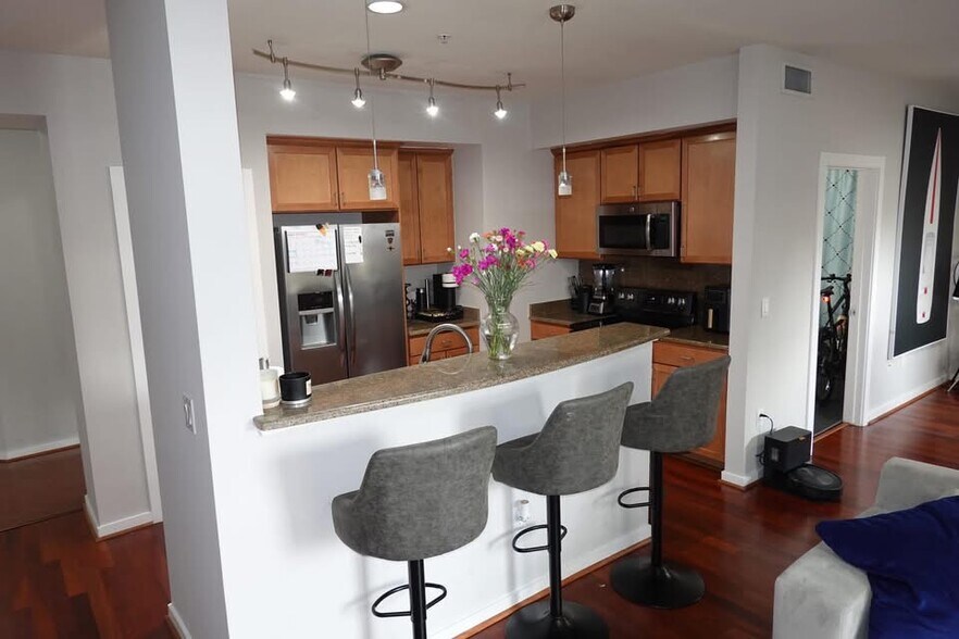 Building Photo - 7342 Oak Manor Dr