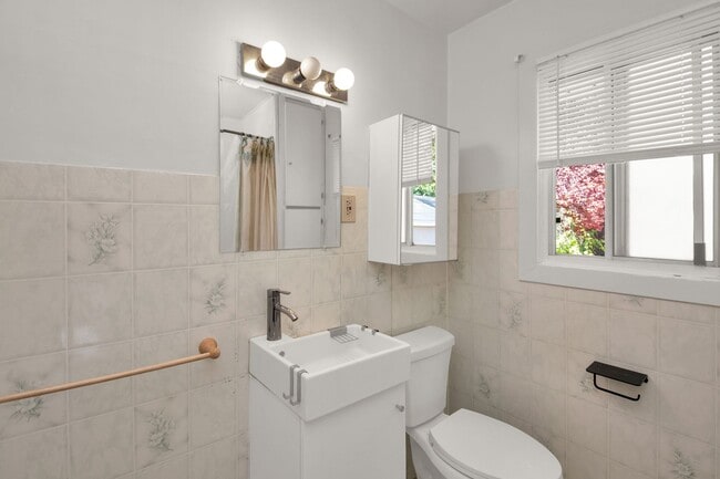 Building Photo - A Gardners Dream 2 Bed 1 Bath Home in Amazing SLC Location! Available NOW!