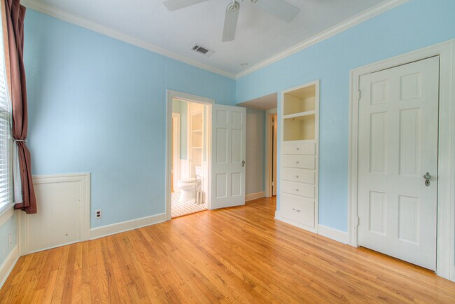 Building Photo - AVAILABLE AUGUST: Gorgeous, Remodeled 4 bed / 3 bath Hyde Park Area Home