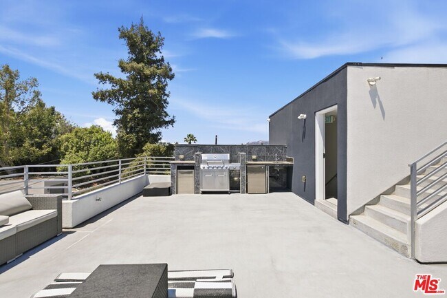 Building Photo - 2311 Cove Ave