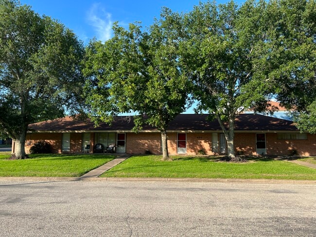 Building Photo - Whispering Oaks Apartment Homes El Campo