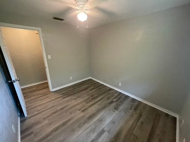 Building Photo - 1500 Wildrose Ln