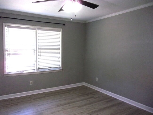 Building Photo - 2 Bedroom 1 Bath Ground Floor Condo