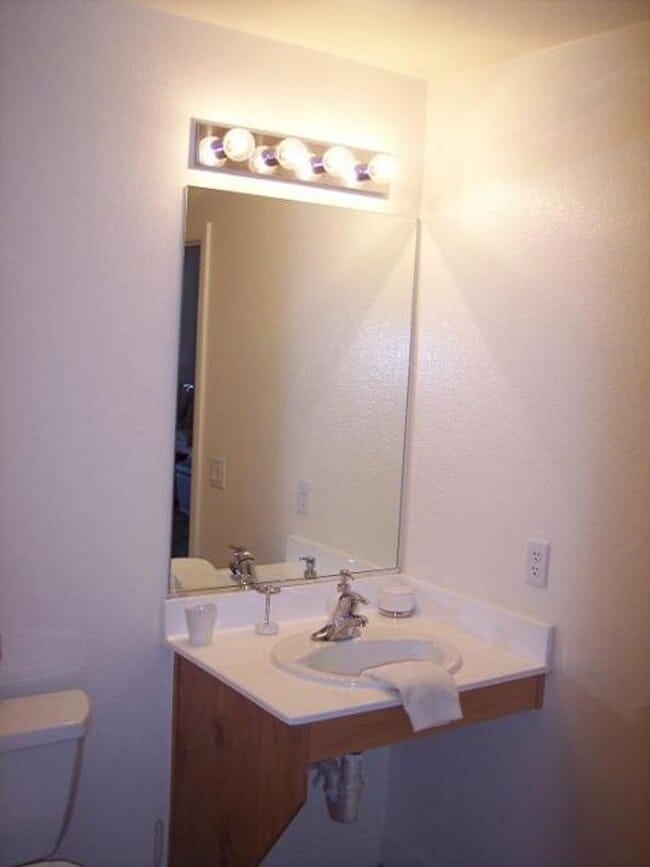 Building Photo - Luxury one bedroom south of the strip!