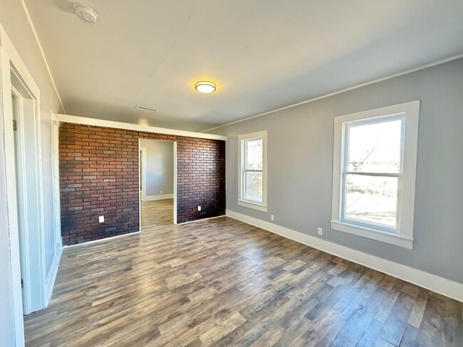 Building Photo - 215 S 3rd St