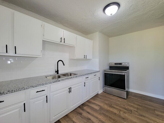 Building Photo - 5815 Southseas St