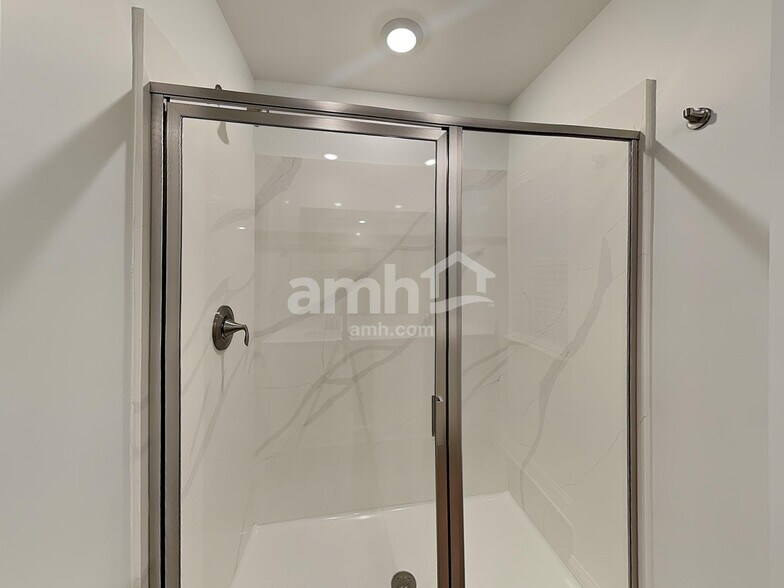 Building Photo - 439 Hickory Pointe Rd