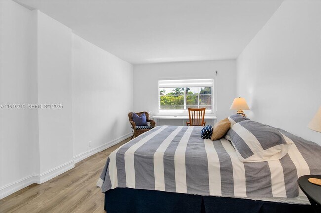 Building Photo - 100 Edgewater Dr