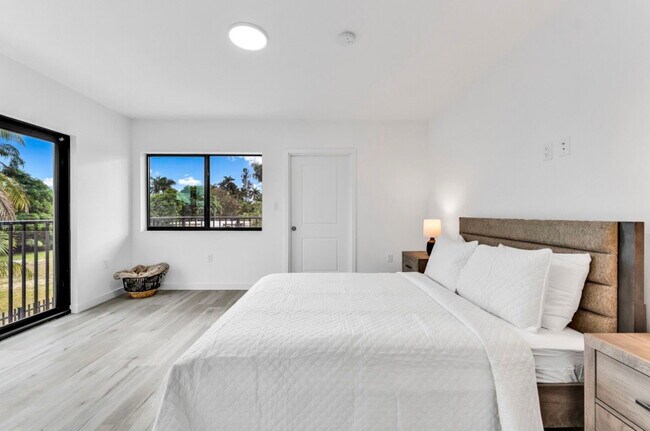Building Photo - Northeast 160th Street, Miami, FL 33162 - 2 BR 2.5 BA townhouse